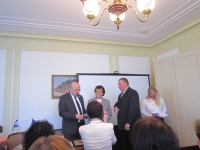 Marie Kacrová se synem Antonínem na izraelském velvyslanectví při předávání ocenění Spravedlivý mezi národy  Anně a Vincenci Bohatým v roce 2015