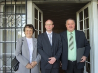 Marie Kacrová s Vítem Lucukem a synem Antonínem na izraelském velvyslanectví při předávání ocenění Spravedlivý mezi národy  Anně a Vincenci Bohatým v roce 2015