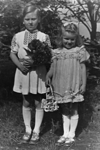 Bronislava Nedvědová se sestrou Boží Tělo 1954
