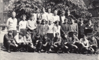 Školní fotografie Chomutov Průmyslová škola 1966, pamětnice blondýnka uprostřed
