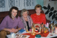Maminka Bronislavy Nedvědové s oběma dětmi pamětnice,  syn Marek a dcera Vlaďka 1992 Rumburk
