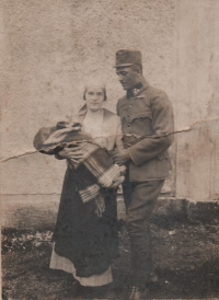Děda Josef Biemann ve vojenské uniformě, babička Božena Biemannová s pamětníkovou maminkou v náručí