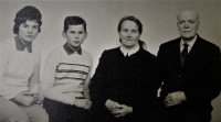 Rodiče popraveného Václava Švédy Hedvika a František Švédovi s vnoučaty Radslavem a Ludmilou asi v roce 1962