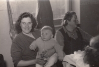 Little Štefan Škulavík with his mother at the welcome ceremony, 1959