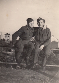 Otec pamětníka Štefan Škulavík starší vlevo, roku 1945 v Bratislavě