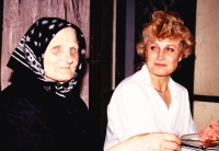 Irena Mazanová (rod. Augustínová) s matkou Máriou, 90. roky.