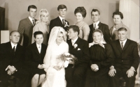 Svadobná rodinná fotografia Heleny Mazanovej. Vľavo rodina nevesty, vpravo ženícha. 