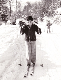 Irena Mazanová na lyžovačke, 70. roky.