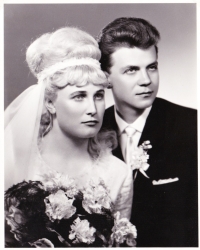 Svadobná fotografia Ondreja Mazana a Ireny Augustínovej, 1965.