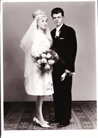 Svadobná fotografia Ondreja Mazana a Ireny Augustínovej, 1965.