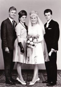 Mladomanželia Mazanovci so súrodencami nevesty, 1965.