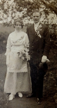 Svatební fotografie rodičů popraveného Václava Švédy Hedviky a Františka Švédových, počátek 20. let 20. století