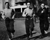 Zleva doprava - Ctirad Mašín, Josef Mašín a Milan Paumer při běhu v poděbradském parku kolem roku 1950