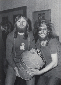 Zdeněk Holeček (na fotce zprava)  během víkendové metalové akce v Dobroníně, 1985