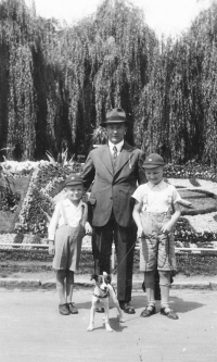 Vladimír Hradec (vlevo) se svým otcem a bratrem v druhé polovině 30. let 20. století v Poděbradech. Vladimír Hradec dostal v roce 1955 v procesu se skupinou bratrů Mašínových 22 let vězení, jeho otec a matka 18 let, bratr 16 let