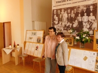 Vlevo Anna Kacrová s Vlastou Kopřivovou (dcera zachráněné Mindly Švarcové) na setkání rodiny ve Strachotíně v roce 2023