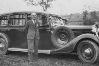 Dědeček z otcovy strany Jaroslav Urban provozoval v roce 1946 taxislužbu v Mladé Boleslavi, komunisté mu ji poté zabavili