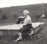 Zdena Mašínová at the firing range in Prague-Kobylisy, where her father Josef Mašín was executed, photo from 21 August 1991