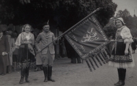 Zdena Mašínová (vlevo) starší v roce 1945 na sokolském sletu