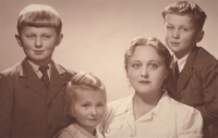 Zleva Ctirad, Zdena, maminka a Josef Mašínovi, 1941
