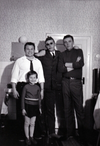 Manžel B. Csoroszové Tibor (bílá košile) s bratry Zdeňkem a Antonínem a dcerou Soňou / kolem roku 1968