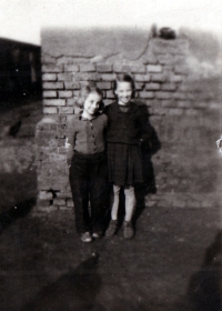 Božena Csoroszová (vlevo) / kolonie Dolu Petr Bezruč / Ostrava-Heřmanice / kolem roku 1954