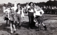 Božena Csoroszová (jako kluk uprostřed vlevo) / kolem roku 1954