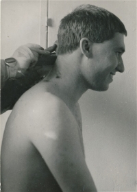 Martin Cvrček na vojně při stříhání, kasárna v Sázavě, rok 1987