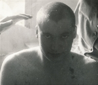 Martin Cvrček při stříhání na vojně, útvar v Sázavě, ročník 1986/1987