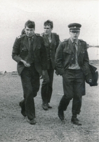 Martin Cvrček (vlevo) s ostatní absolventy během vojenské služby v ročníku 1986/1987