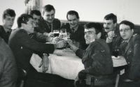 Martin Cvrček (druhý zleva) s ostatními absolventy na vycházce v hospodě, ročník 1986/1987