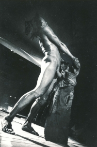 Tanečník Min Tanaka během představení, Praha, 80. léta