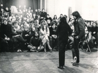 Se zakladatelkou The Living Theatre Judith Malina po utajeném ilegálním představení Antigony v sálu hospody Na Ořechovce, 12. října 1980
