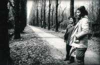 Japonský umělec Min Tanaka při procházce k hrobu Franze Kafky během první návštěvy Prahy, 1984