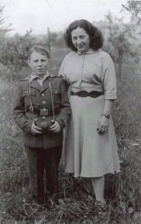 Pamětník ve vojenské uniformě s maminkou Anežkou, 1961