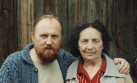 Pamětník s maminkou v Kostelci nad Orlicí, 1991