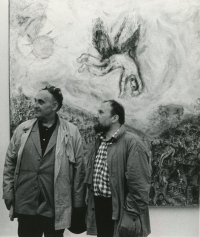 Pamětník s výtvarníkem Vladimírem Komárkem na výstavě Marca Chagalla v Mnichově, 1991