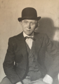 Václav Vycpálek jako postava divadelní hry Muži v ofsajdu, 1957