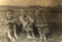 Václav Vycpálek spolu se svou sestrou a sestřenicí, raná 30. léta 20. století