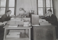 Otec (vpravo) v kanceláři