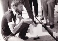 Jan Sláma během výstavby Velké ceny při představení zlepšováku