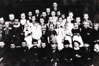 Matka Vlasty Ručkové Marie Doleželová, rozená Psczolková, se sestrou ve škole, Smilovice, 1918