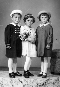 Vlasta Ručková (uprostřed) jako družička na svatbě sestřenice, 1939