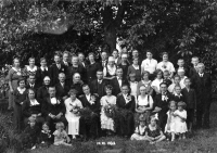 Vlasta Ručková (nejmenší dítě úplně vpravo) s rodinou své matky Marie Doleželové na svatbě její sestry, 1935