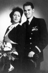 Strýc Vlasty Ručkové Vít Angetter s manželkou, asi konec 40. let