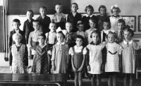 Vlasta Ručková (třetí zprava nahoře) ve škole ve Sviadnově, 1939