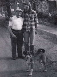S dědečkem Janem Holečkem, Sokolov, 1983