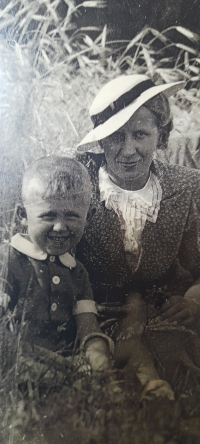 Jiří Chlumský s maminkou, cca 1934