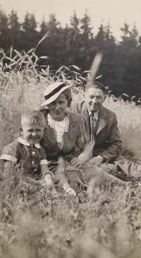 Jiří Chlumský s rodiči, cca 1934