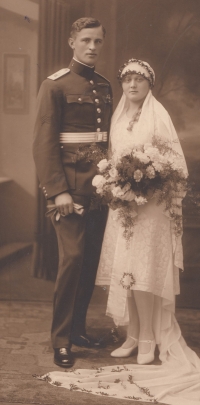 Podplukovník Josef Mašín v roce 1929 na svatebním snímku s manželkou Zdenou, za svobodna Novákovou